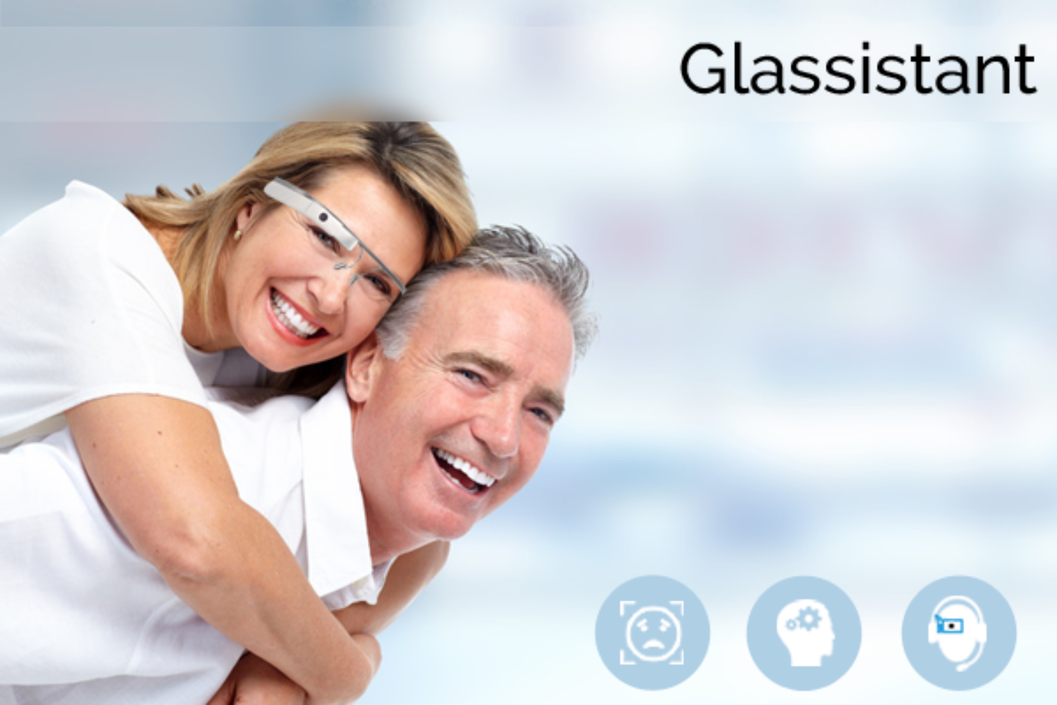 Lächelndes Paar, Frau trägt smarte Brille. Bild hat den Titel ‚Glassistant‘.