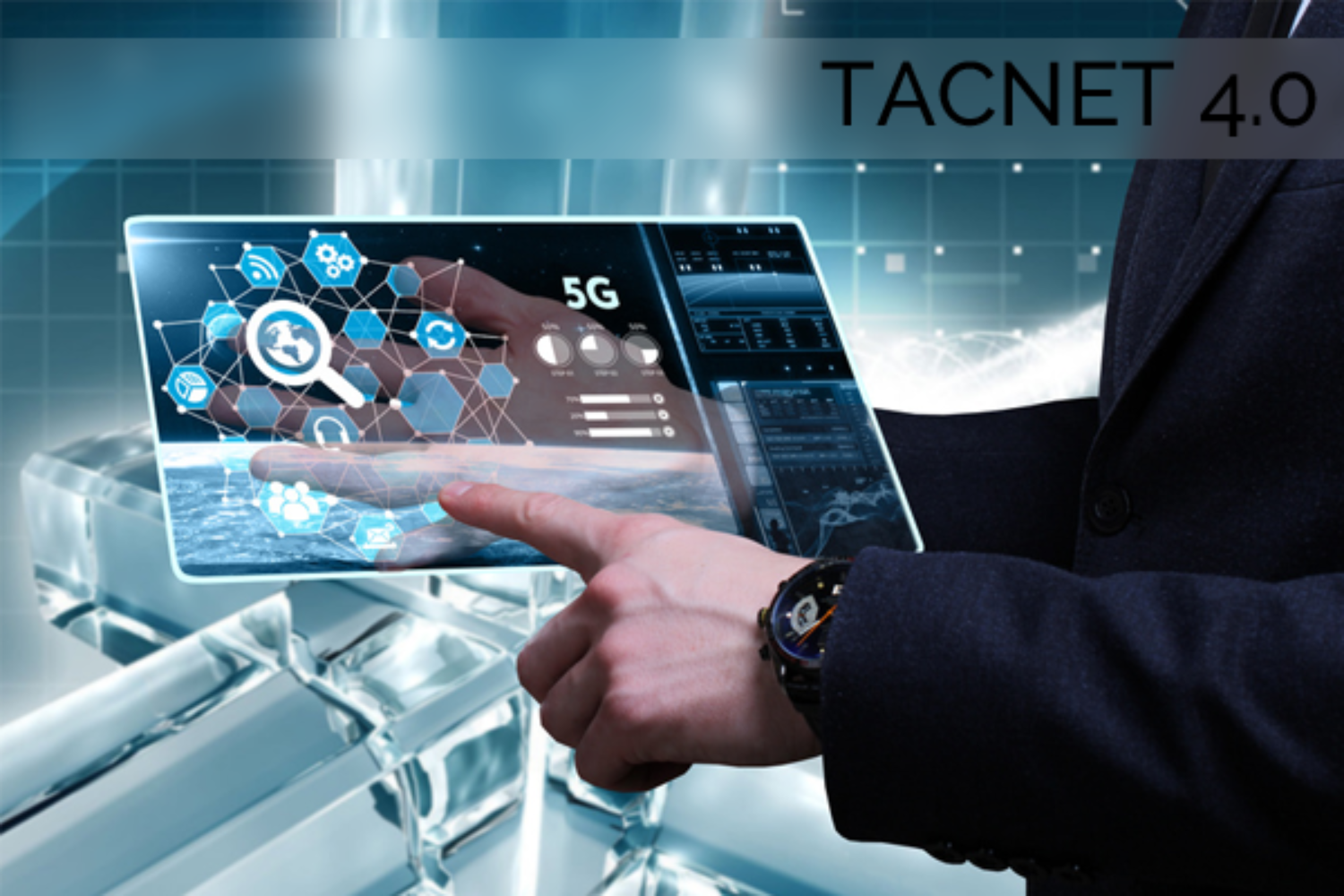 Person nutzt transparentes digitales Interface mit 5G und TACNET 4.0 Anzeige.